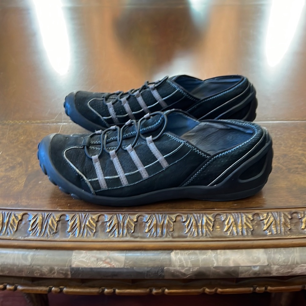 PRIVO Comfortable walking shoes